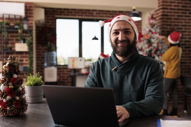 在公司笔记本电脑上工作的商人肖像图片下载