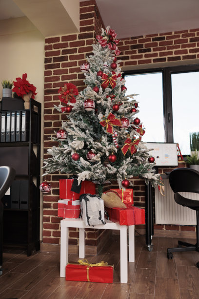 圣诞树礼物和装饰在空的办公室图片下载