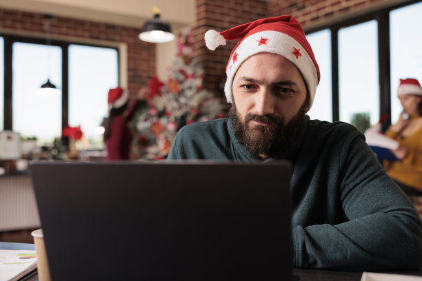 创业员工在商务办公室使用笔记本电脑图片下载