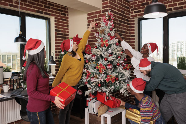 节日的人们在圣诞树下互赠礼物图片下载