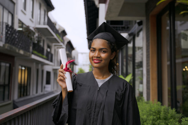 女性正在庆祝大学毕业。图片下载