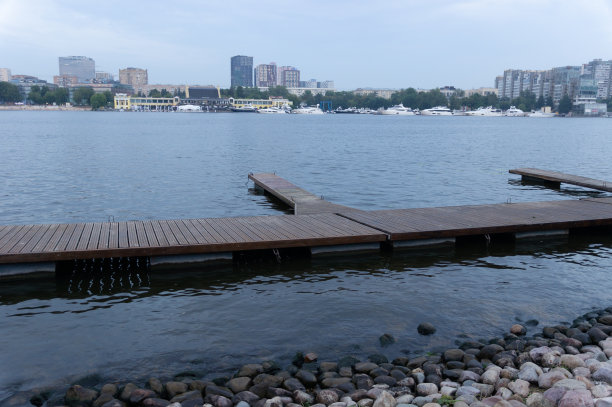 从Pokrovsky海岸- Pokrovskoye-Streshnevo -莫斯科公园看到的Khimki水库。内河航运、水上娱乐运输、水上运动图片下载