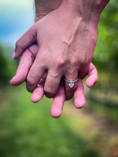 一对情侣手牵手，炫耀订婚戒指图片下载