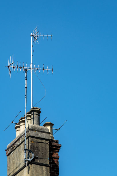 传统的旧烟囱与电视天线或天线附加图片下载