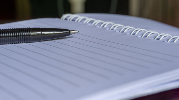 黑色墨水笔在笔记本上。钢笔在办公桌上图片下载