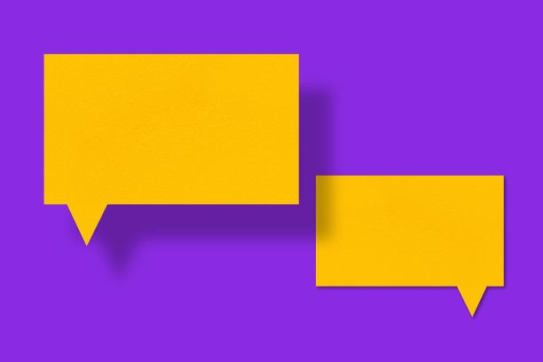 演讲气球方形黄纸，紫色背景。图片下载