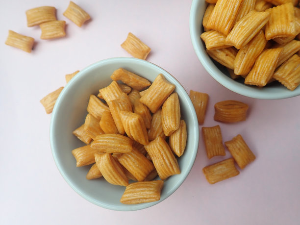 胖胖，有人叫它枕头蛋糕，是一种来自印度尼西亚的点心，形状像一个枕头，体积小，颜色是焦糖巧克力。这是一种清淡的食物，味道好、香、脆。图片下载