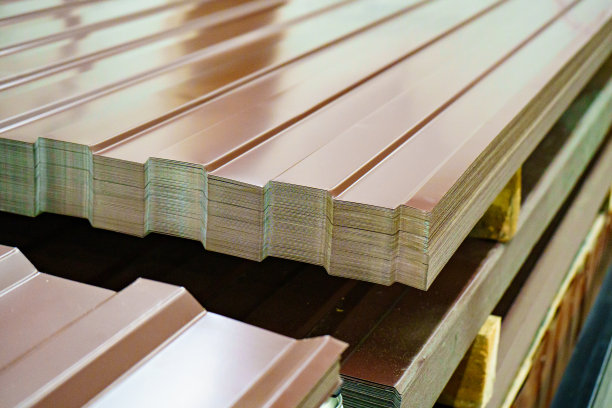 异形片。金属。瓦楞纸板屋顶和围栏图片下载