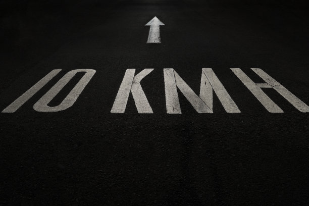 道路标志-低速限制和方向箭头图片下载