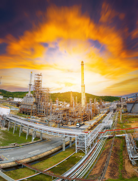 石油炼制气体化工设备生产进出口概念，原油炼制厂钢泵管道及储罐和冷却塔，化工或石化工厂设备，工业图片下载