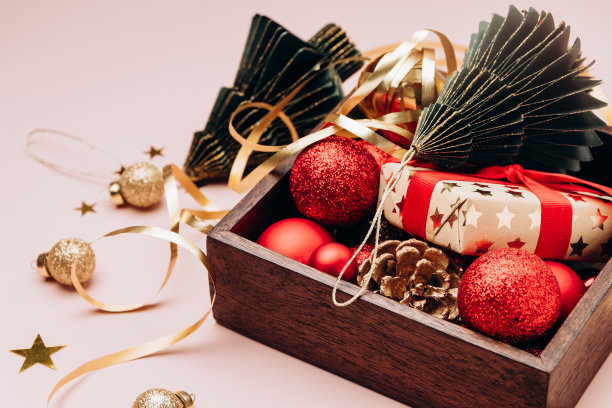 2023年圣诞新年节日节日装饰球和圣诞树在粉红色的背景图片下载