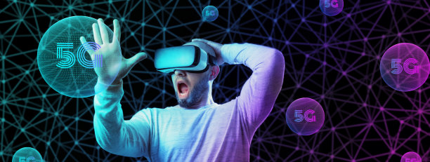 虚拟现实的网页横幅。光头大胡子戴着VR眼镜触摸数字球体5G。黑色背景与霓虹灯网格。副本的空间。元宇宙和网络空间的概念图片下载