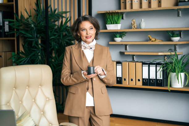 自信时尚成熟的中老年在职女性。总经理、首席执行官。年长的资深女商人，60多岁的西装女士，执行商业领袖。企业家的事业。银行会计工作图片下载