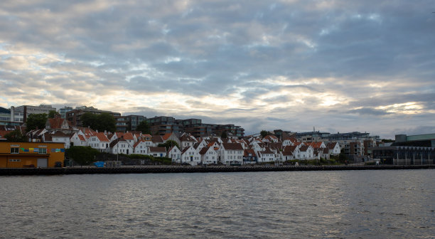 幸福的家庭，孩子和大人，在夏天享受挪威西南部斯塔万格的多彩城市图片下载