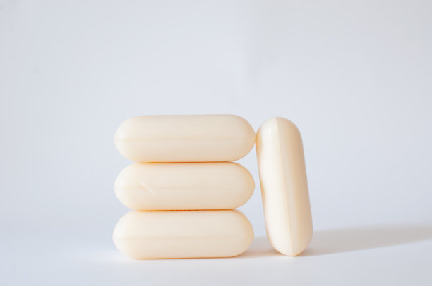 垂直堆叠的天然肥皂条与剖面视图孤立在白色背景。图片下载