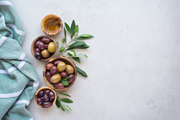 橄榄树和油装在绿色树枝的木碗里图片下载