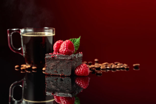 巧克力蛋糕配新鲜覆盆子和黑咖啡。图片下载