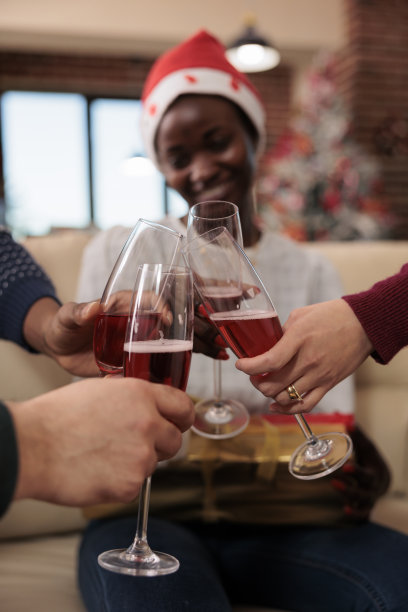 不同的同事在办公室活动上碰杯图片下载