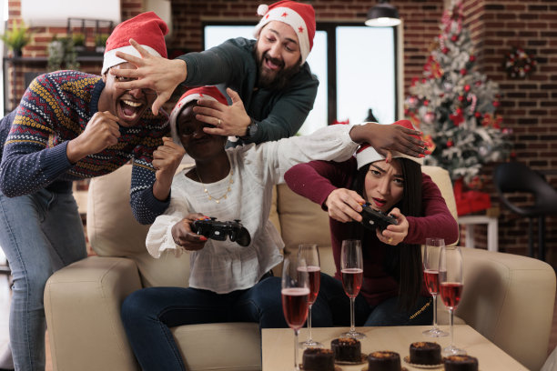 各种各样的人在圣诞派对上玩电子游戏图片下载