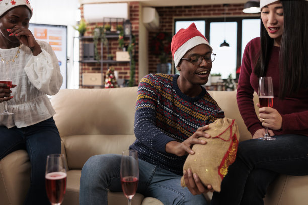 不同的同事在圣诞派对上交换礼物图片下载