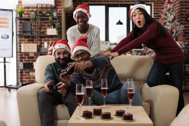 节日同事玩网络游戏图片下载