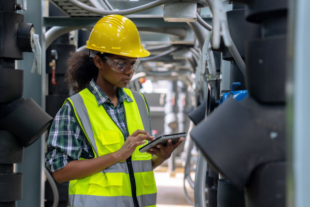 工程师检查工厂空调的冷却系统。图片下载