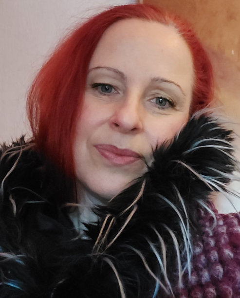 女性侧面与冬季服装。一个美丽的女人。蓝眼睛。的想象。图片下载