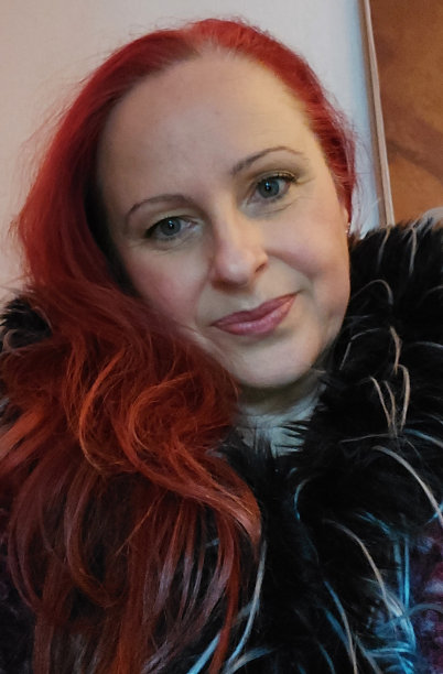 留着红色长发的肖像。一个美丽的女人。绿色的眼睛。冬天。满意的人。图片下载