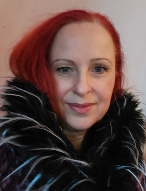 女性侧面与毛皮冬季服装。一张特写的笑脸。图片下载