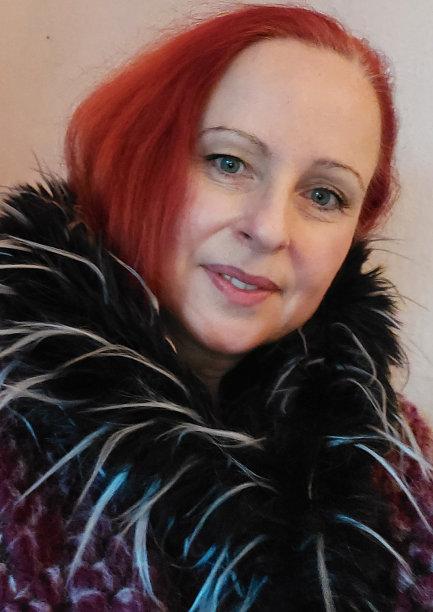 冬天的场景。影棚拍摄。年轻的成年女子红唇白牙。情感。图片下载