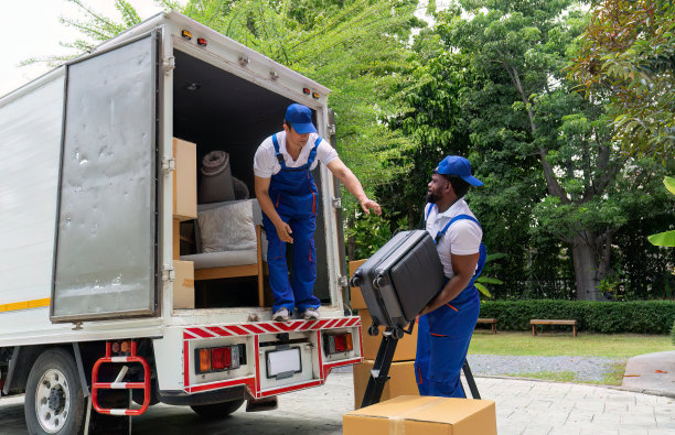 专业的货物搬运服务，使用卡车搬运个人物品，门到门运输配送图片下载