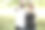 一名孕妇站在草地上，她的男友抱着婴儿袜子对着镜头图片下载