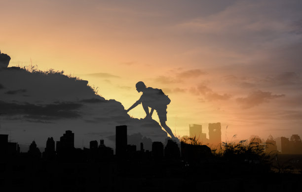 强壮的年轻人有上进心，爬山时设定目标要到达山顶。永不放弃的理念图片下载