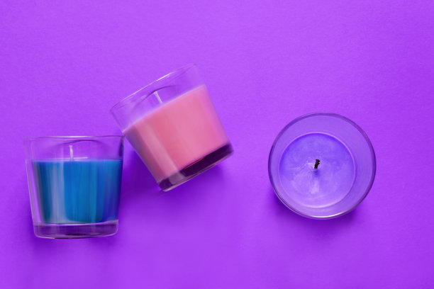 紫色背景上的蜡烛图片下载