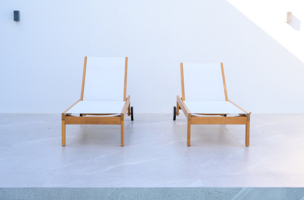 两个现代的阳光休息室，室外有白墙。暑假与休闲度假生活方式。副本的空间。图片下载