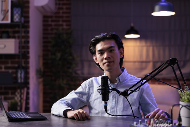 男博主拍摄视频直播秀图片下载