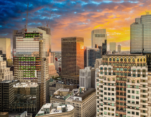 耀眼的日出，波士顿城市景观天际线向西看金融区和西波士顿图片下载