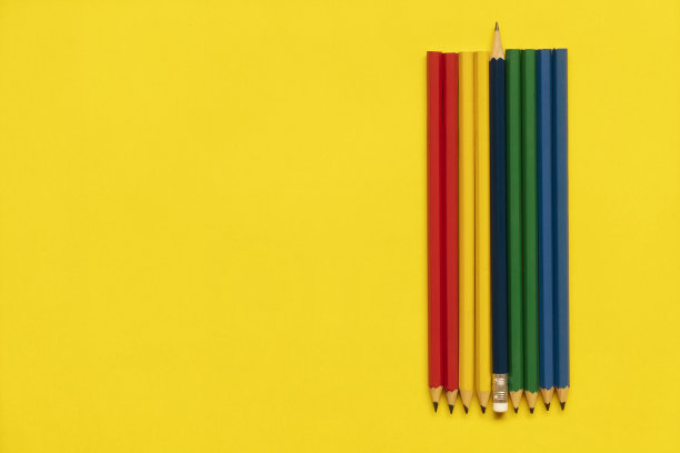 彩色铅笔在黄色的背景图片下载