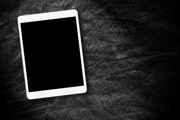 黑板背景上空白的数字平板电脑图片下载