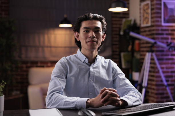 在电脑上工作的初创公司员工图片下载