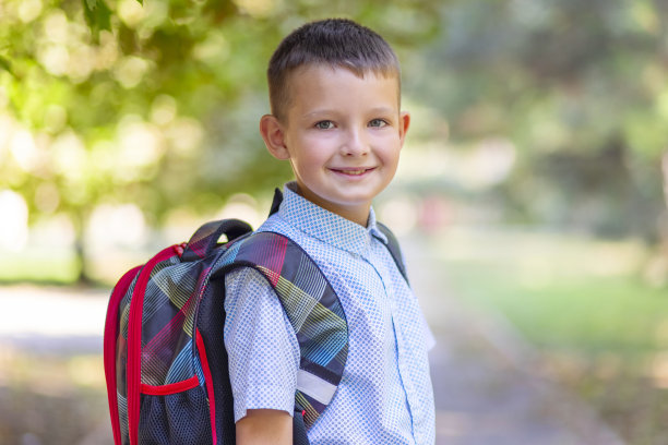 回到学校。一个小男孩在新学期开始的那天去上学。开始课程图片下载