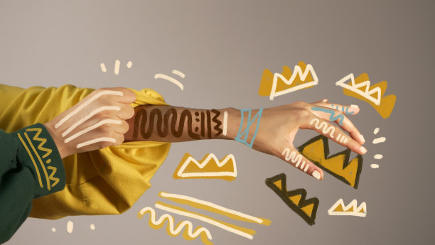 女人手中的皇冠特写，涂鸦背景图片下载