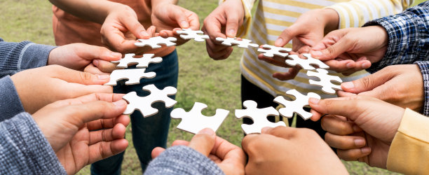 团队之手共情信任伙伴伙伴关系成长并放置连接业务伙伴和连接整合启动概念共情团队。团队志愿者慈善信仰。图片下载