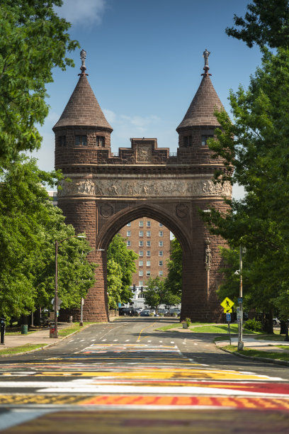 美国康涅狄格州哈特福德市中心道路上的士兵和水手纪念拱门图片下载