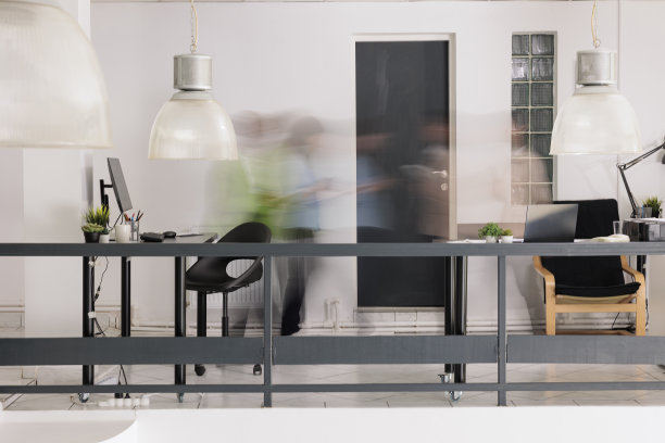 员工在商业联合办公空间中行走的剪影图片下载