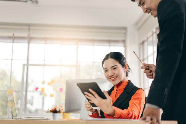 成年的亚洲商人一起工作。图片下载