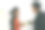 年轻的成年亚洲女性拿着一杯咖啡，放松地在办公室里与男人交谈。图片下载