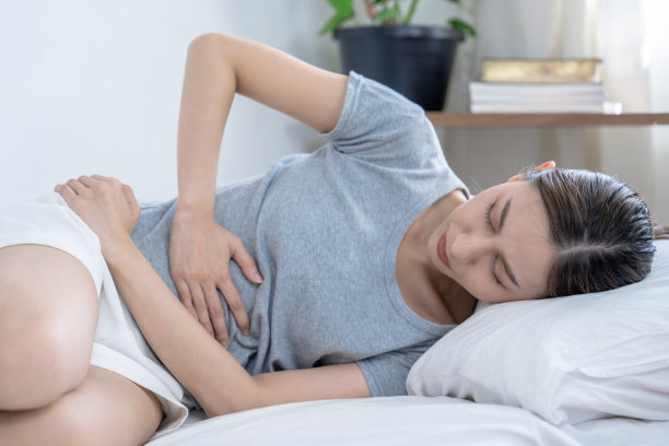 亚洲妇女遭受严重腹痛，胃酸反流，胃炎，食物中毒，阑尾炎，经期疼痛。图片下载