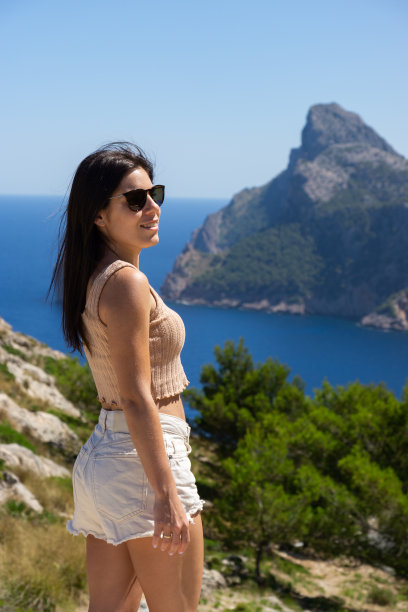 年轻的女游客微笑着与墨镜参观视点科洛梅尔在马略卡，西班牙。图片下载