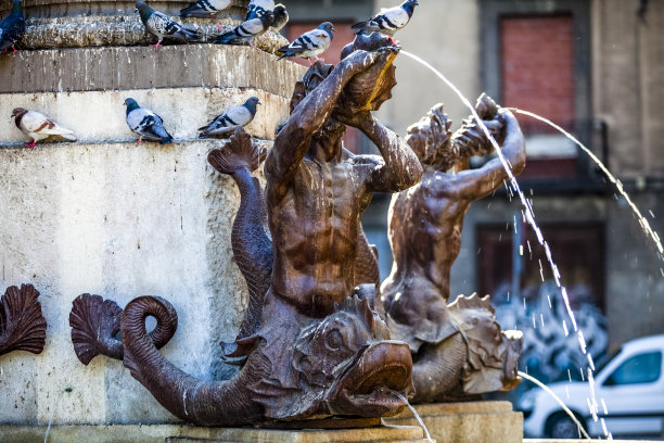 在欧洲加泰罗尼亚巴塞罗那加尔塞兰纪念碑下的喷泉里，Tritons正在喷水图片下载
